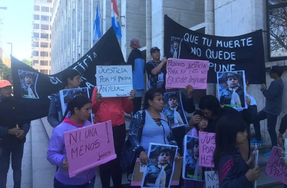 Familiares de Angela Paola Ríos protestaron este viernes en la vereda de Tribunales. (@gbelluati)