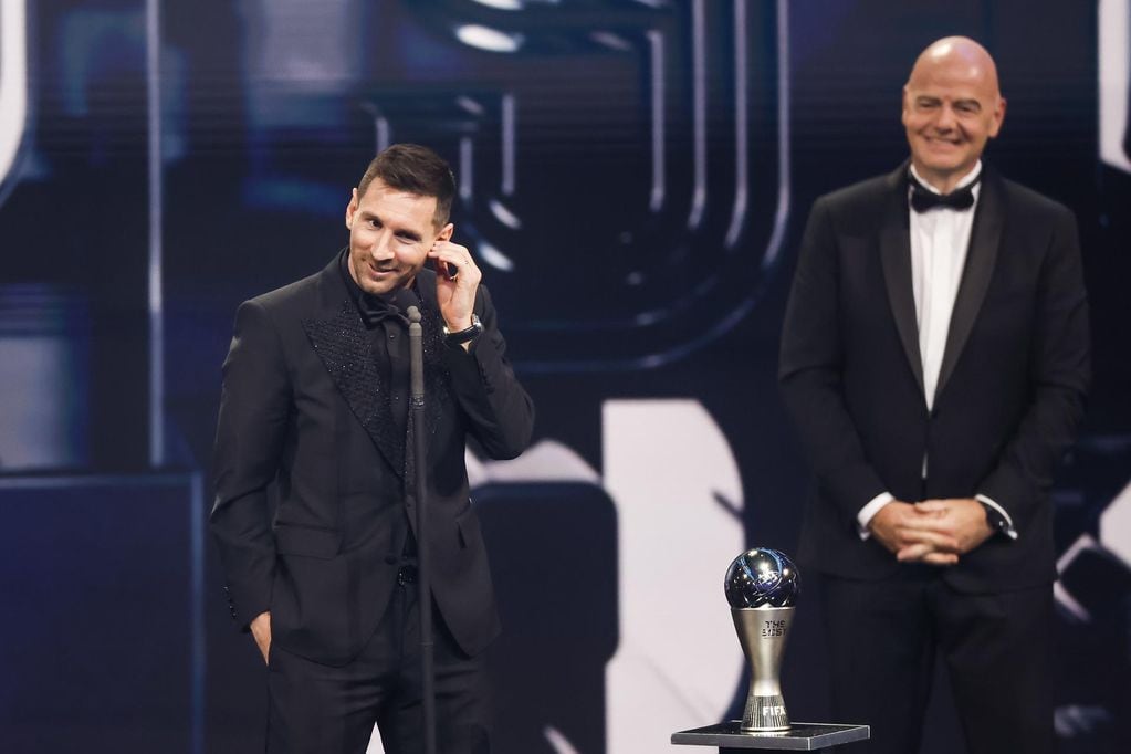 Lionel Messi con su premio The Best FIFA al mejor jugador del mundo junto al presidente de la FIFA Gianni Infantino en el escenario durante la ceremonia The Best FIFA Football Awards 2022 en París, Francia.