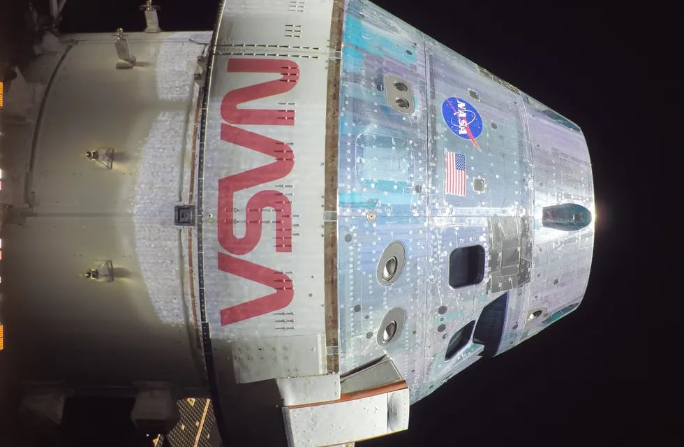 La cápsula Orión, diseñada y fabricada por Lockeed Martin Space, durante su viaje a la Luna. La imagen fue tomada desde uno de sus paneles solares.