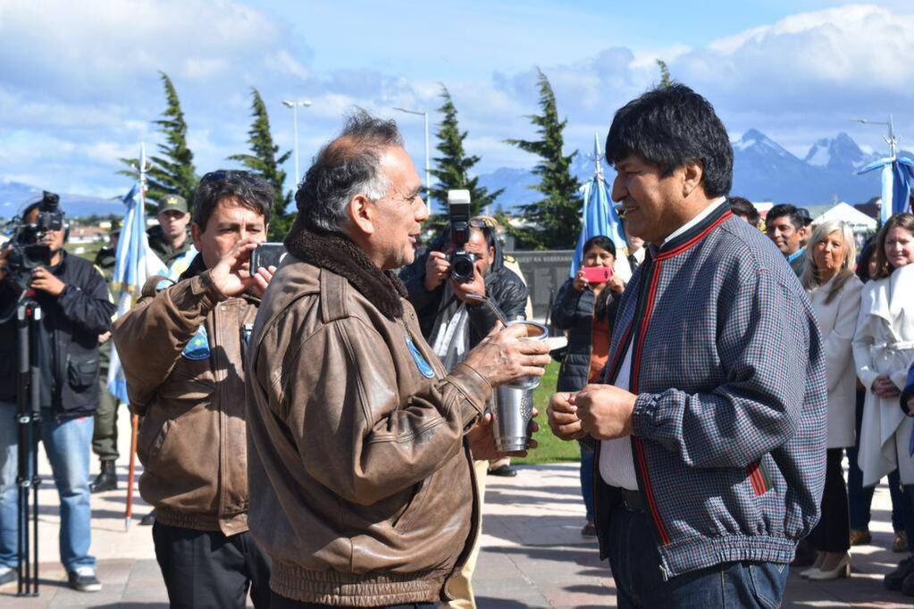 Evo Morales junto a los Excombatientes de Malvinas en Ushuaia. Imagen junto al VGM Conrado Zamora, presidente del CEMU.