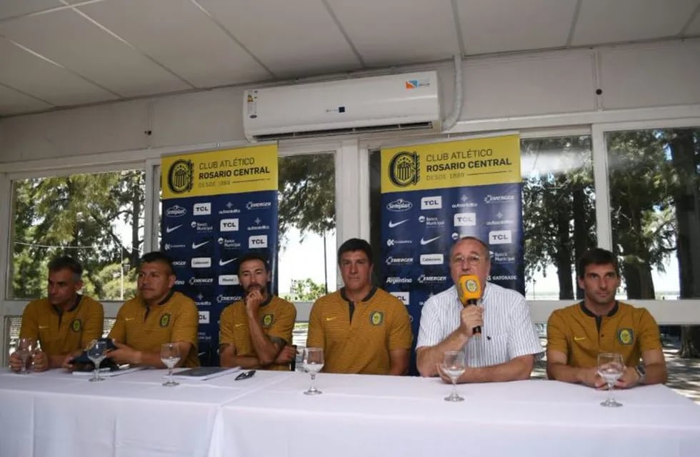 El presidente Raúl Broglia encabezó la conferencia de prensa para anunciar la llegada de los ex futbolistas. (Prensa Rosario Central)