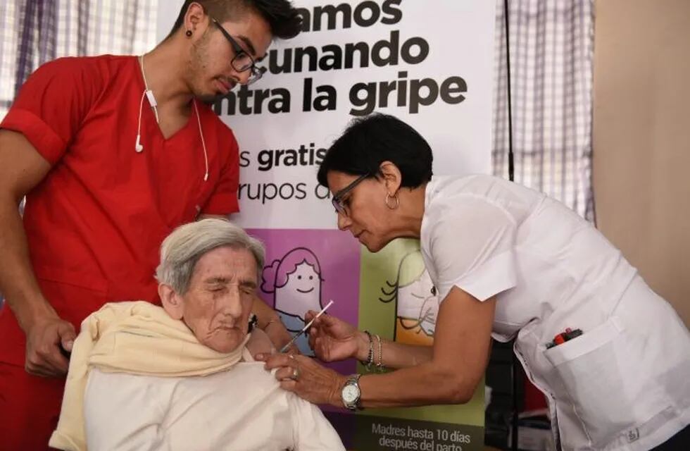 La puesta en marcha de la campaña de vacunación antigripal fue en el Hogar de ancianos Santa Marta.
