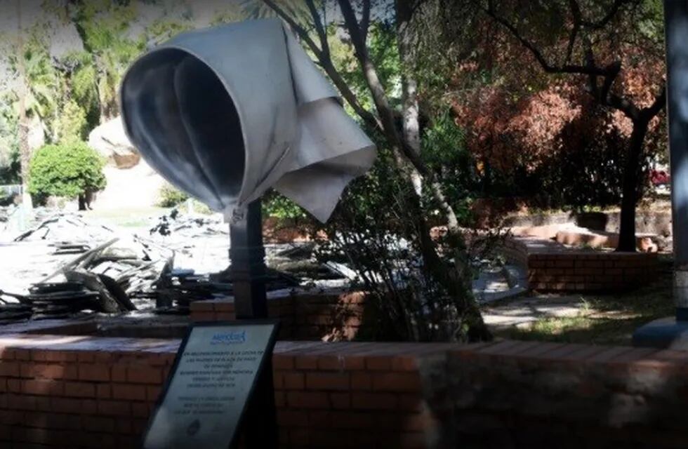 Por medio de un comunicado, desde la Municipalidad de la Ciudad de Mendoza, informó que, por cuestiones de índole política e ideológica partidaria, dicha escultura no podrá ser colocada para la inauguración de mañana.