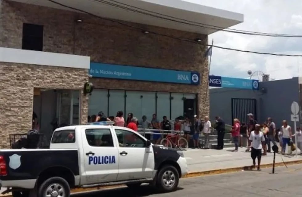 Robaron la sucursal del Banco Nación en Isidro Casanova y mataron a un cajero durante la fuga. (Web)
