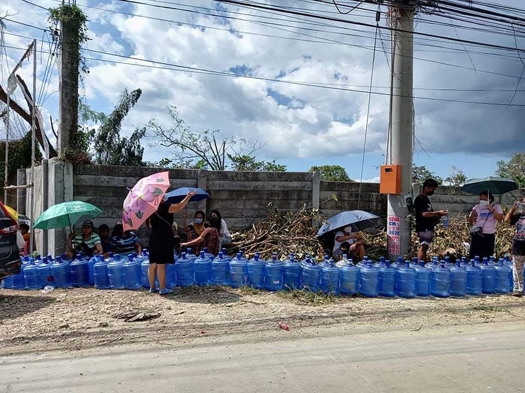 En las regiones devastadas por el tifón Rai, se están haciendo esfuerzos para mantener a la población con agua y alimentada.