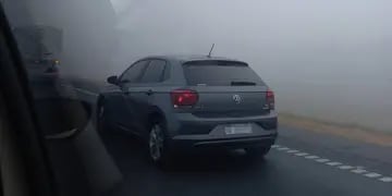 Humo y niebla en la Autopista Rosario-Buenos Aires