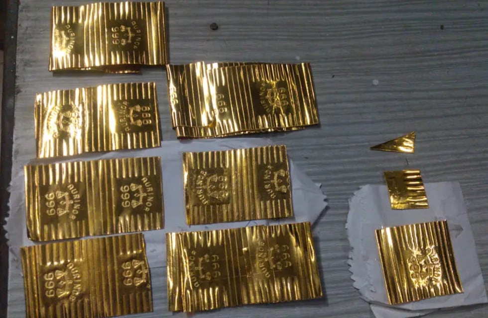 Las láminas de oro secuestradas por Gendarmería Nacional en un operativo en la que se detuvo al conductor de un vehículo que venía de CABA hacia San Rafael. Gentileza Gendarmería Nacional