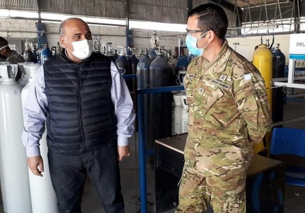 El gobernador tucumano Juan Manzur en diálogo con el Jefe de la Compañía de Cazadores de Montaña 5, mayor Alfredo Benítez -a cargo de la logística del traslado-, momentos previos a la partida del embarque de oxígeno medicinal hacia Jujuy.