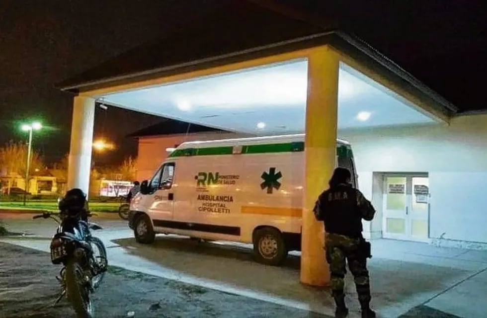 Un de los oficiales resultó herido por un golpe, fue trasladado al hospital en ambulancia.
