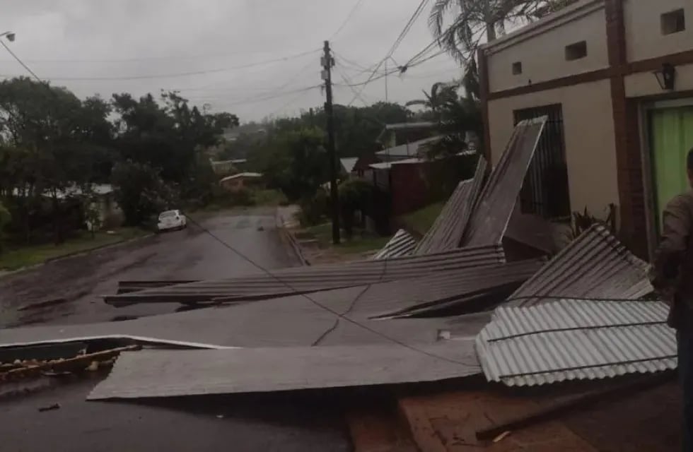 En Leandro N. Alem se registró voladuras de techos en al menos de 25 viviendas.