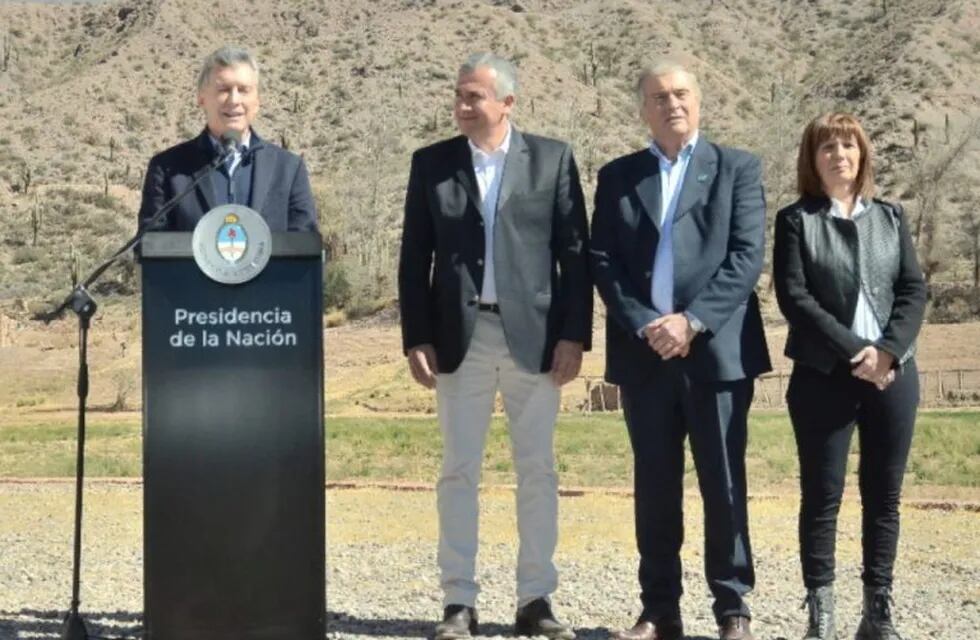 El presidente Macri junto al gobernador Morales y los ministros Aguad y Bullrich, en Huacalera.