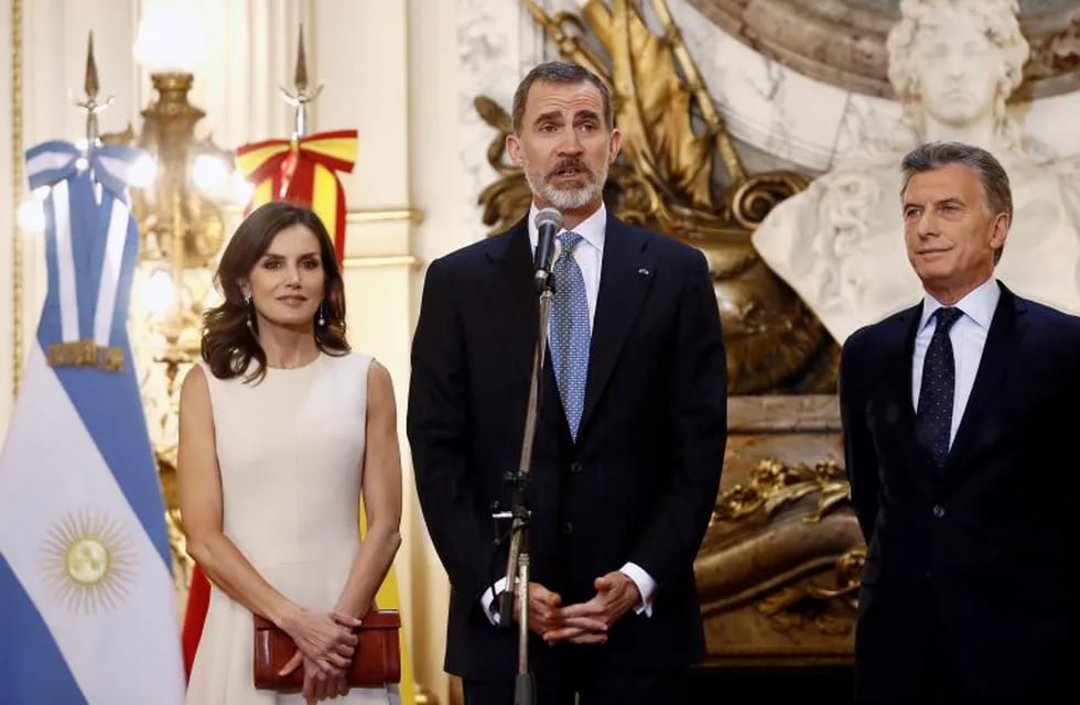 El rey Felipe VI y la reina Letizia junto al presidente argentino, Mauricio Macri (d), durante la ceremonia de bienvenida oficial, hoy en Buenos Aires. EFE/Mariscal
