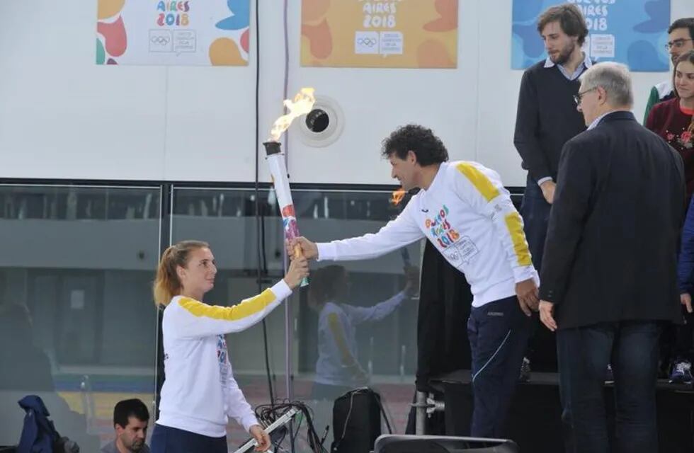 Sol Ordas recibió la llama olímpica de Juan Curuchet (COA).