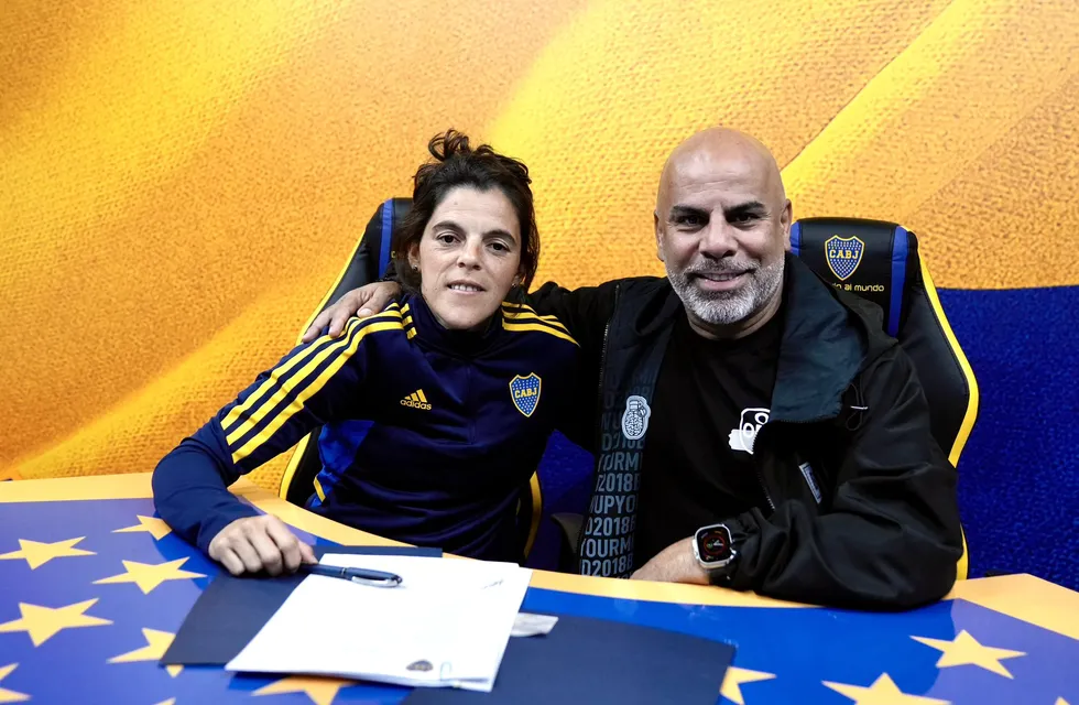 Florencia Quiñones junto a "Chicho" Serna en la firma del contrato.(Boca)