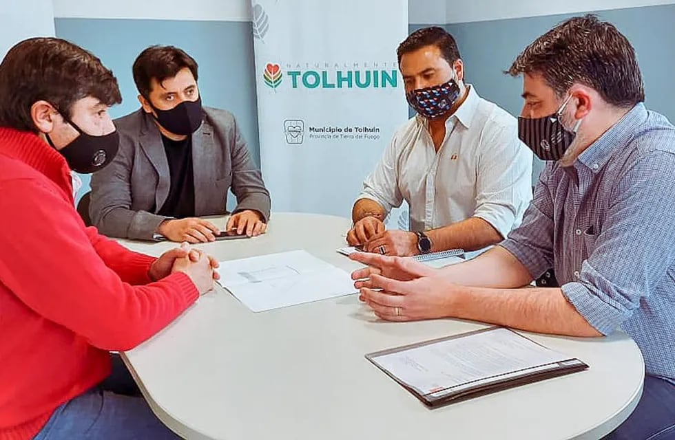 Autoridades del Gobierno Provincial y el Intendente de Tolhuin mantuvieron un encuentro para conversar sobre la ampliación de servicios esenciales en Tolhuin.