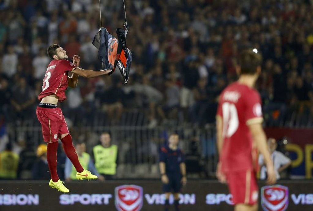 Un drone con la bandera de Albania interrumpió el partido con Serbia durante la clasificación a la Eurocopa 2016.