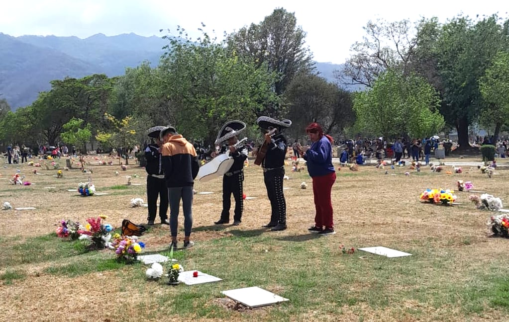 En los últimos años se ha comenzado a ver en los cementerios locales que buscando complacer los gustos musicales de la persona difunta, sus familiares llevan músicos en vivo para rendir homenaje a su memoria.