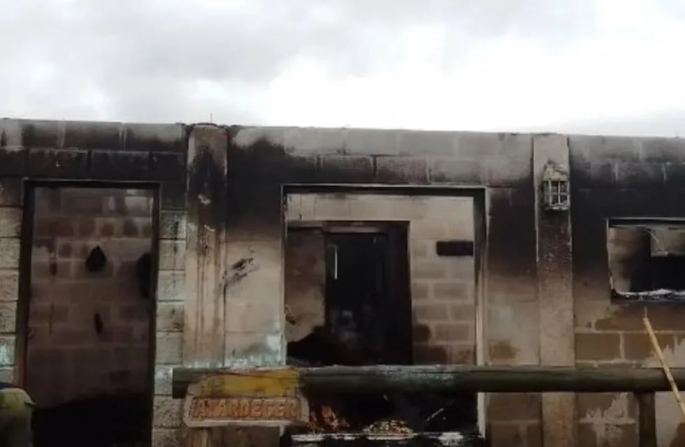Un rayo incendió completamente una cabaña en Villa Larca, localidad del noreste de San Luis.