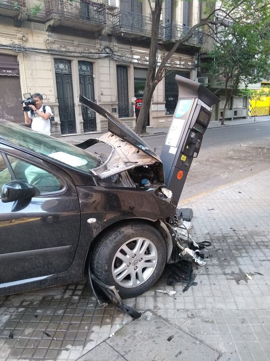 El Peugeot 307 terminó impactando una máquina de estacionamiento medido en la esquina de Roca y San Lorenzo. (@belitaonline)