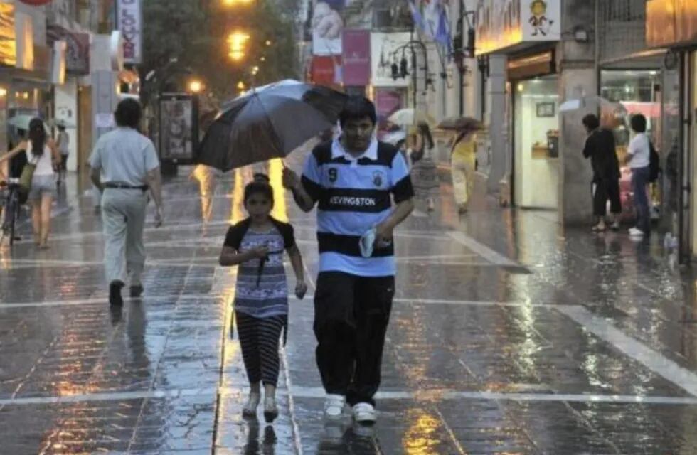 Se espera abundante caída de agua y fuertes vientos en Córdoba.