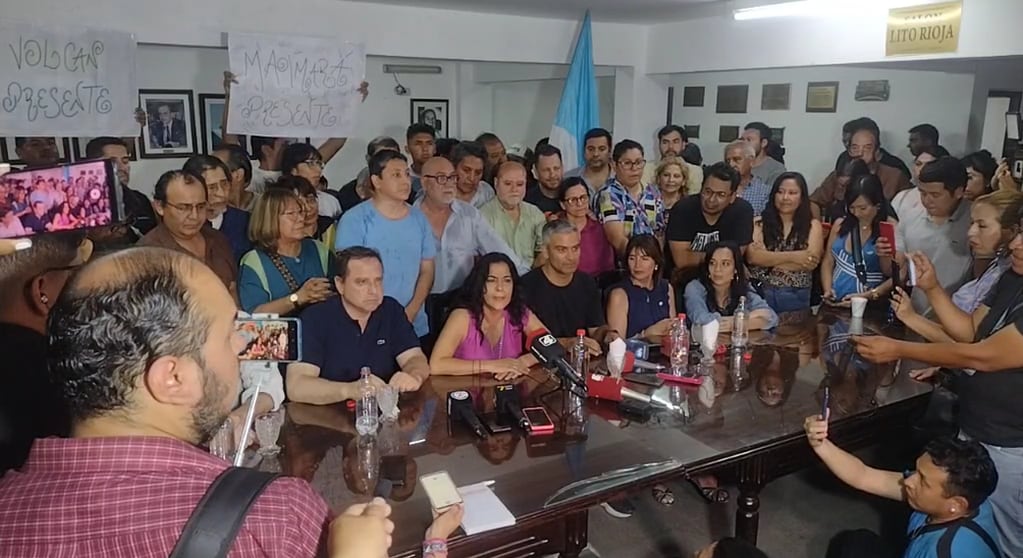 Carolina Moisés y Guillermo Snopek encabezaron la conferencia de prensa, y posterior festejo, en la sede del PJ Jujuy tras alcanzar el segundo lugar en los comicios de este domingo.