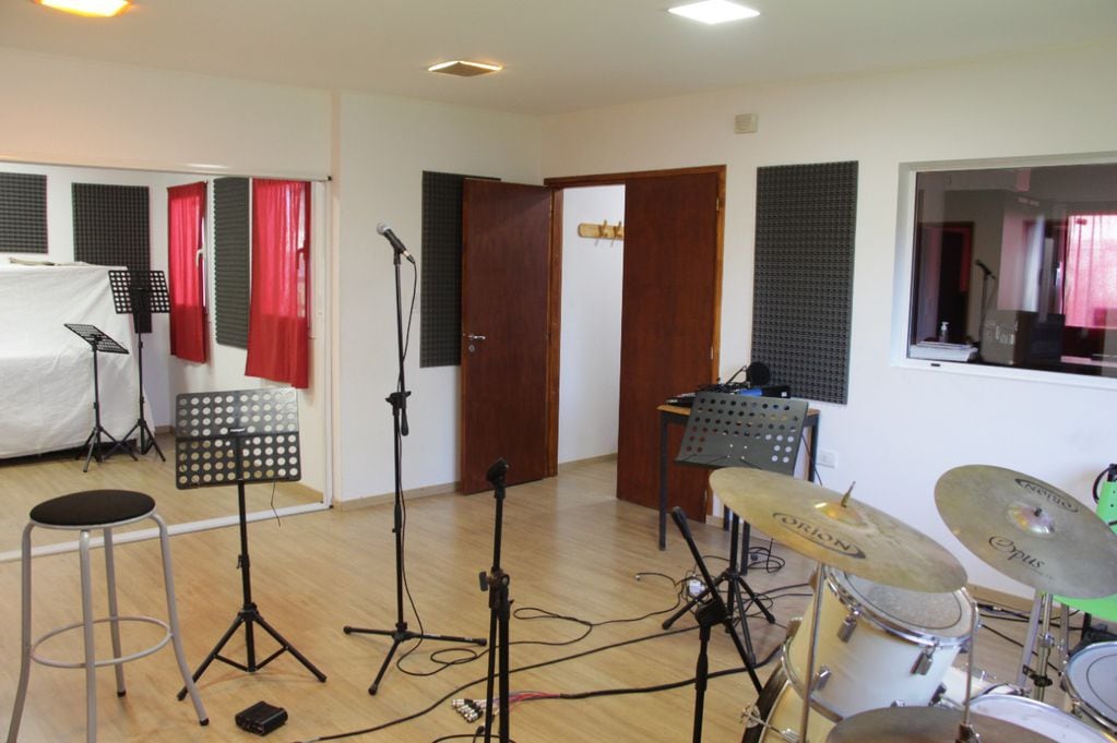 Artistas locales en el estudio de grabación del Centro Cultural La Estación