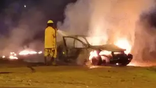 Puerto Esperanza: un auto se incendió tras cargar combustible, afortunadamente no hay heridos