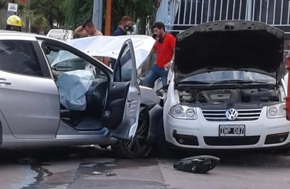 El fuerte impacto entre ambos vehículos en una esquina transitada de la ciudad. (Foto: gentileza lector).