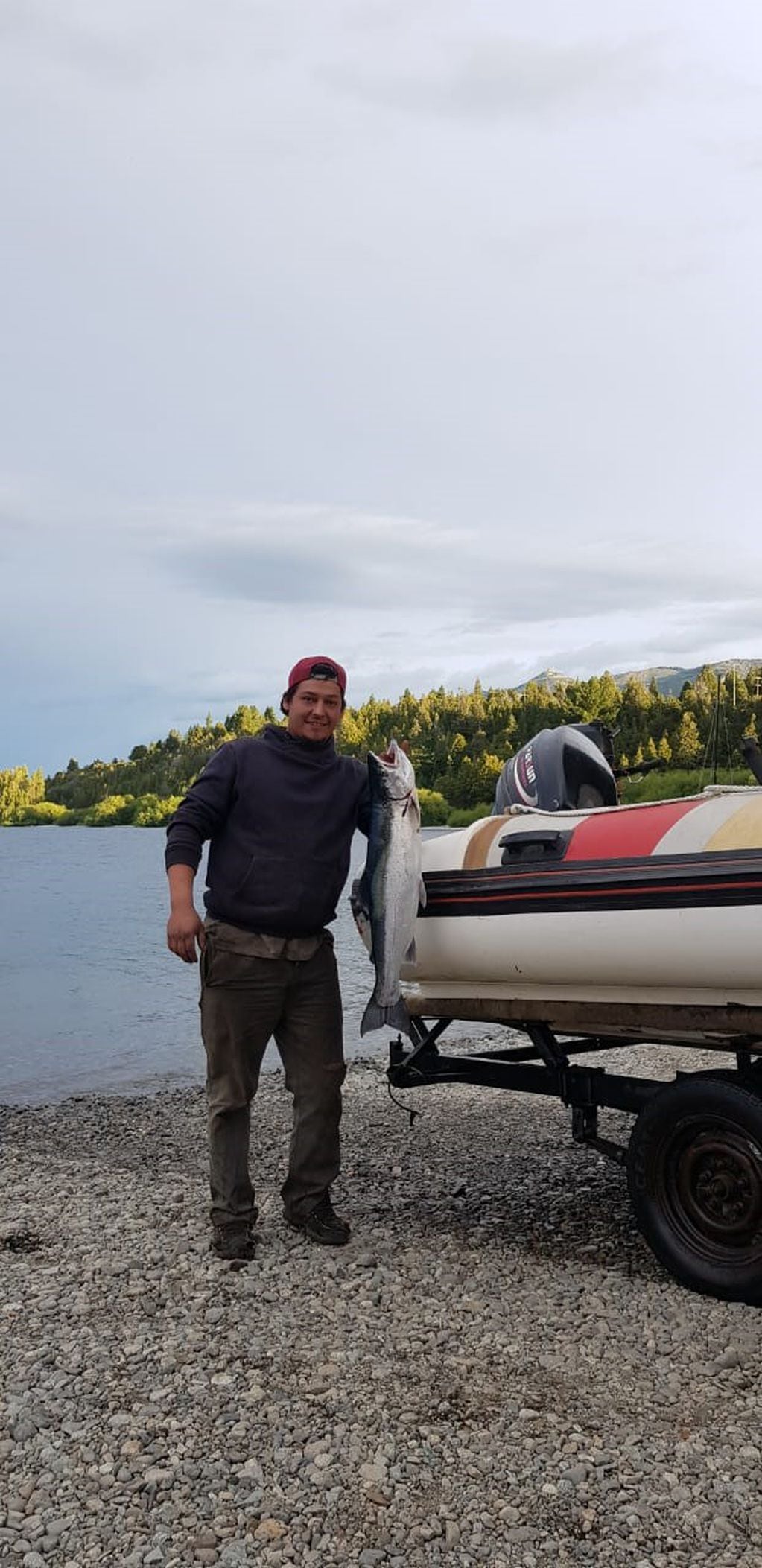 Ambos son fanáticos de la pesca (Río Negro)