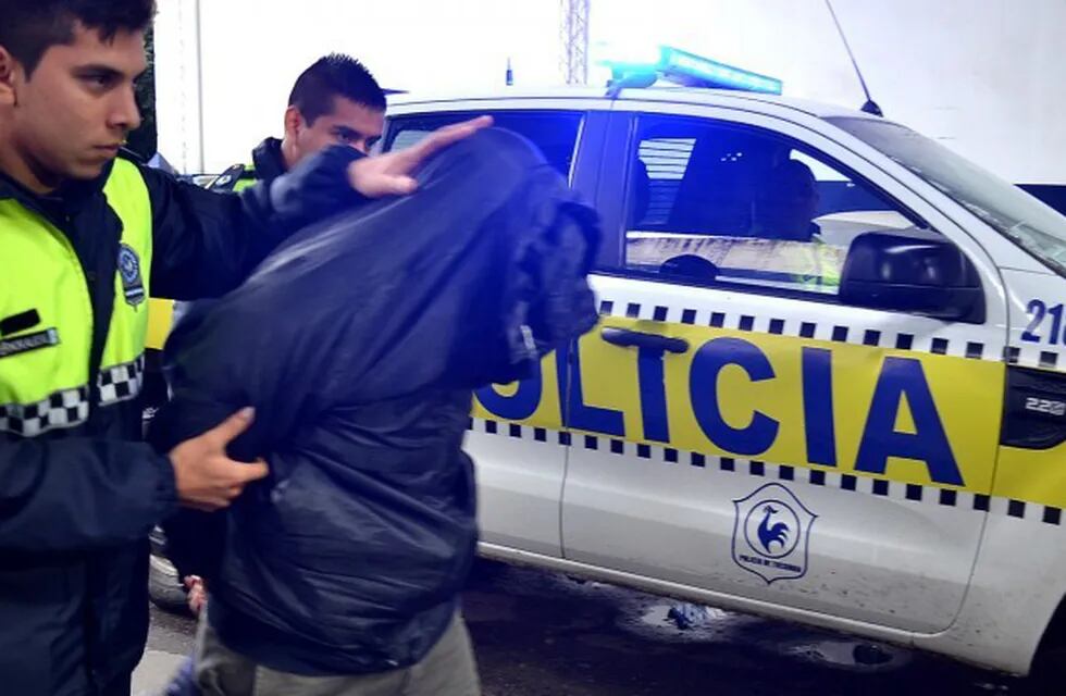 Insólito: lo atraparon cuando huía con carne robada de una finca. (Policía Tucumán)
