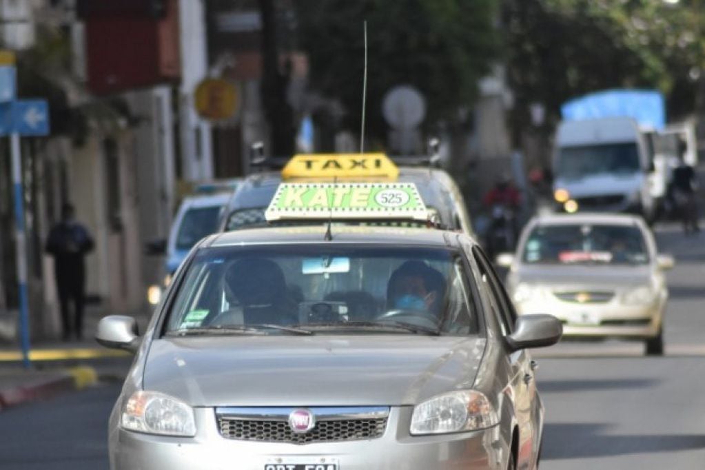 El robo sucedió el domingo en barrio Pirayuí de Corrientes. El delincuente subió al taxi simulando ser un pasajero. (imagen ilustrativa).