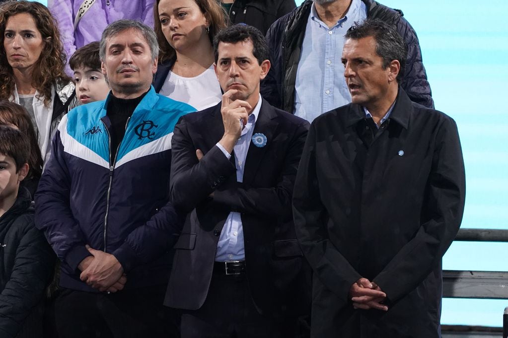 Máximo Kirchner, junto a "Wado" de Pedro y Sergio Massa, en el acto de Cristina en Plaza de Mayo. Foto: Clarín.