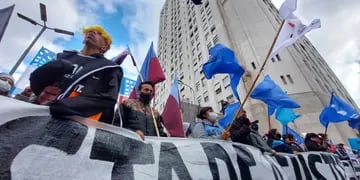 Organizaciones sociales se manifiestan en la zona del Obelisco contra el “ajuste” del Gobierno. Clarín