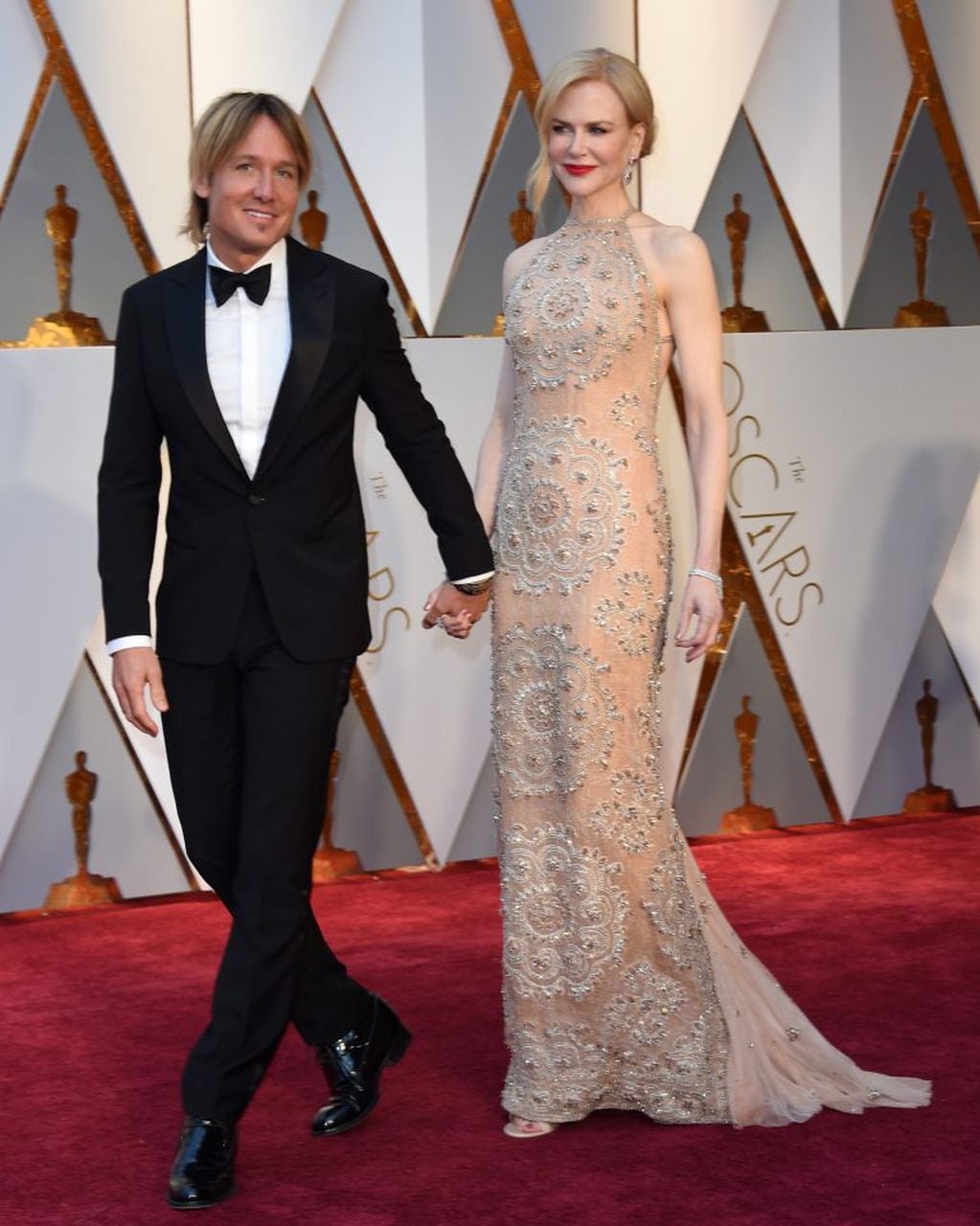 Nominee for Best Supporting Actress "Lion" Nicole Kidman (R) and Australian singer Keith Urban arrive on the red carpet for the 89th Oscars on February 26, 2017 in Hollywood, California.  / AFP PHOTO / VALERIE MACON