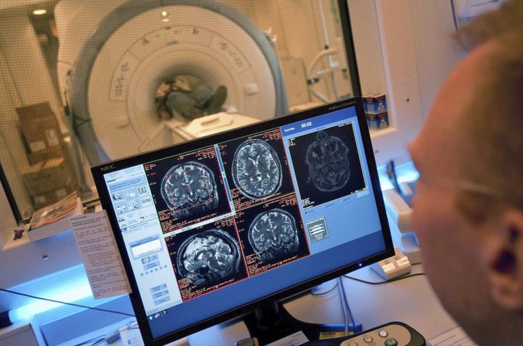 Un técnico de laboratorio observa la tomografía por resonancia magnética (MRT) realizada al voluntario ruso Sukhrob Kamolov en el Hospital Universitario Grosshadern en Munich, Alemania (EPA/ANDREAS GEBERT )