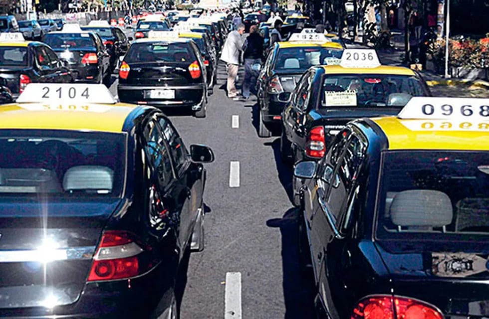 Taxistas esperan un aumento en la tarifa del 30%
