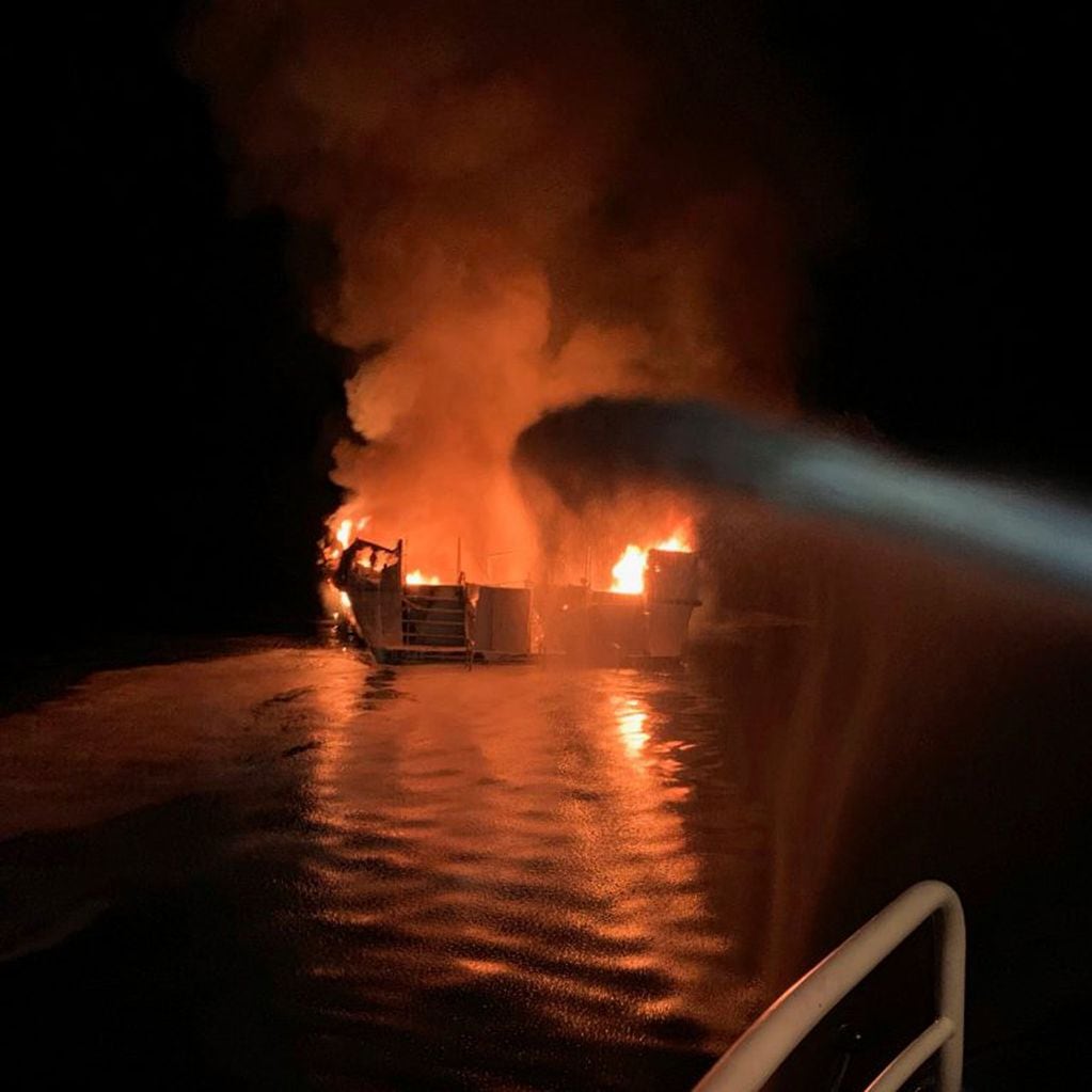 En esta foto proporcionada por el Departamento de Bomberos del Condado de Ventura, los bomberos de VCFD responden a un incendio en un bote frente a la costa del sur de California, el lunes 2 de septiembre de 2019. (Departamento de bomberos del condado de Ventura a través de AP)