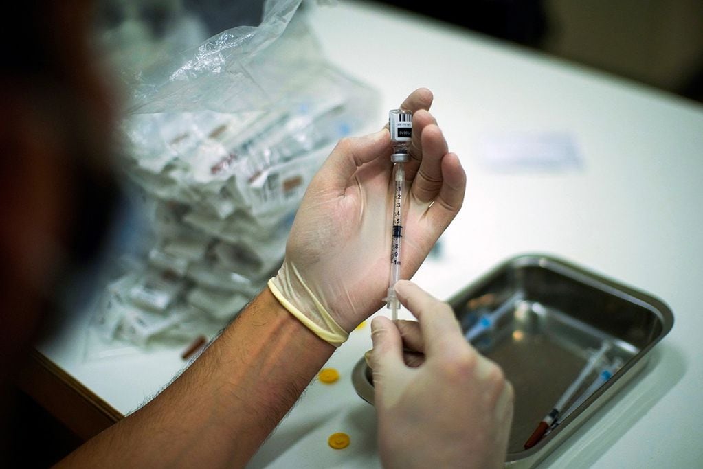 Un profesional de la salud prepara jeringas con vacunas contra la viruela del mono en un centro médico en Estados Unidos