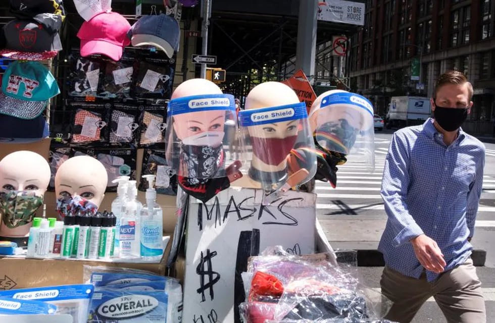 New York (United States), 27/05/2020.- A man walks past masks and face shields for sale on a street corner in New York, New York, USA, 27 May 2020. As restrictions put in place during the coronavirus pandemic are slowly lifted around the country, people are being asked to wear masks in public and navigate how much personal protection equipment they feel they to feel safe around other people. (Estados Unidos, Nueva York) EFE/EPA/JUSTIN LANE