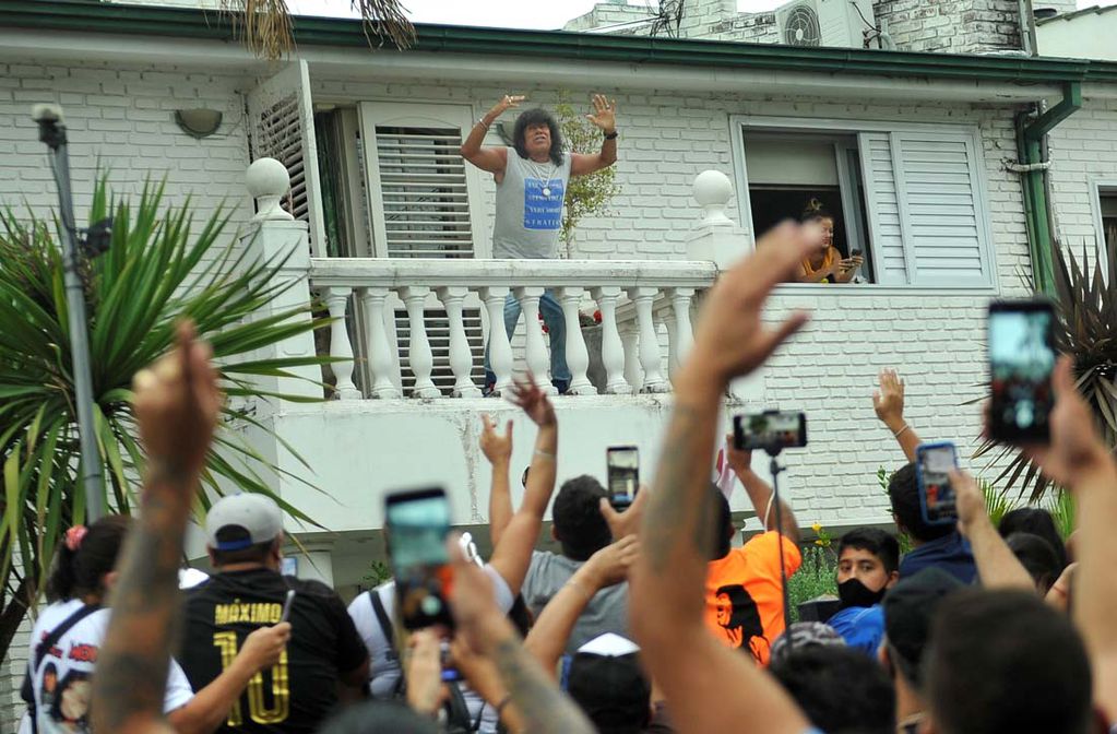 Festejo por los 70 años de Carlitos "La Mona" Jiménez enfrente de su casa en el Cerro de las Rosas. 11 enero 2021 (Javier Ferreyra)