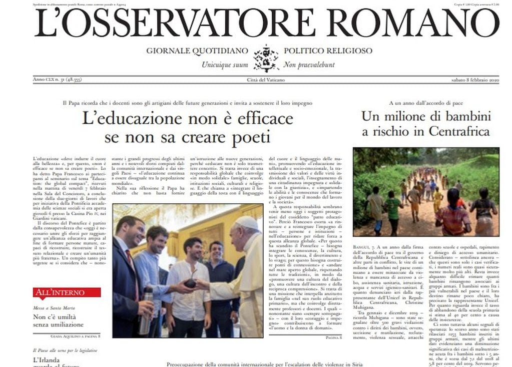 Tapa de L'Osservatore Romano, del Vaticano, con la imagen del Papa recibiendo un mate que le convida uno de los jóvenes con los que habla. Este viernes en la Santa Sede.