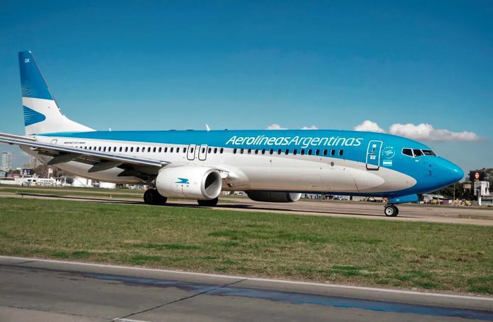 An Aerolineas Argentinas airplane taxies on the runway at Jorge Newberry Ataxiirport in Buenos Aires, on August 2, 2017.\r\nArgentine state-run carrier Aerolineas Argentinas cancelled its August 5 weekly flight to Caracas over operational capacity and security concerns, the company said. Several foreign airlines, including Air France, Delta, Avianca and Iberia have also suspended flights to the country over security concerns due to the political situation. / AFP PHOTO / Eitan ABRAMOVICH ciudad de buenos aires  cancelacion vuelos de aerolineas argentinas a venezuela aeroparque jorge newbery crisis politica economica social en venezuela