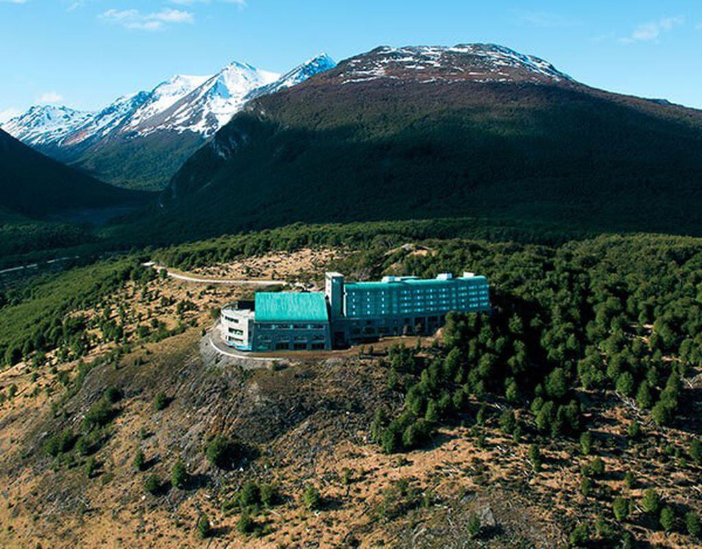 Vista aérea del hotel dentro de la Reserva Natural Cerro Alarkén