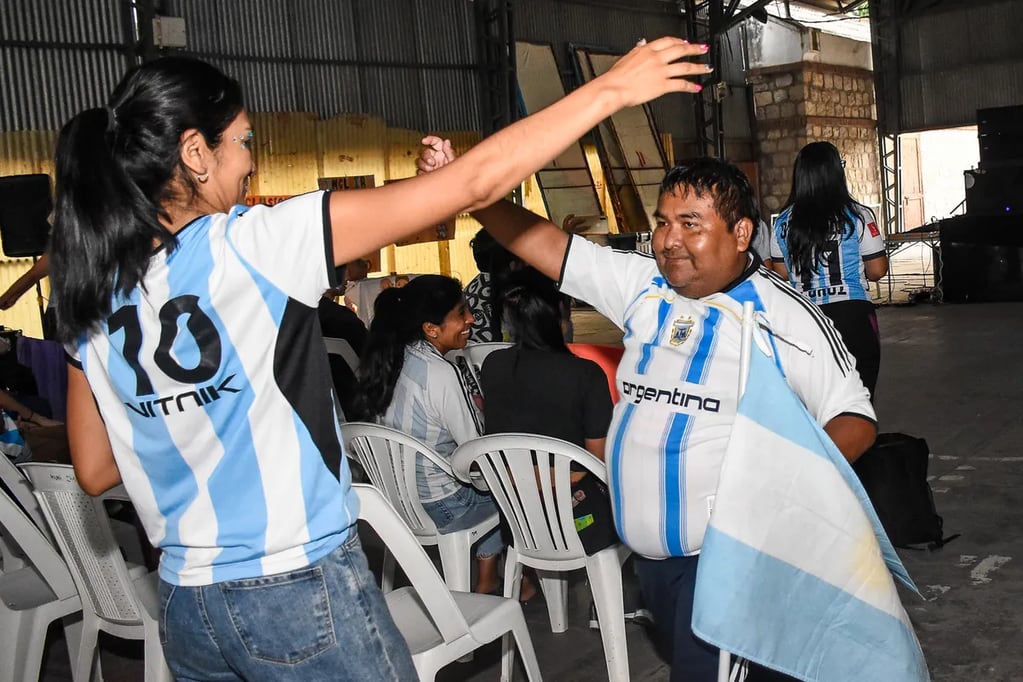 Los goles que pusieron a la Selección argentina en la final del Mundial fue motivo de intensa alegría compartida por los aficionados jujeños.