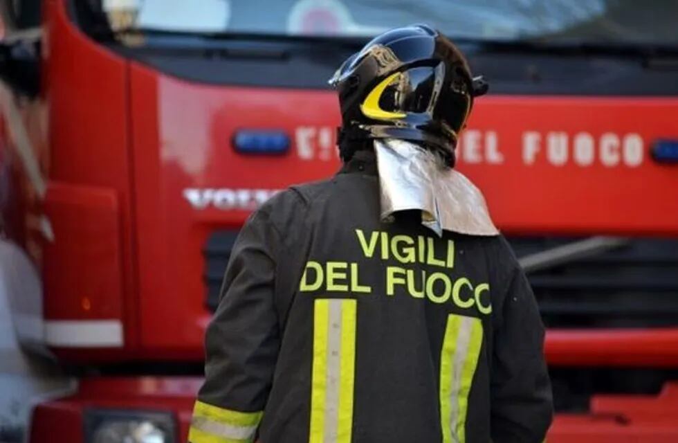 Los bomberos italianos rescataros a uno de los presuntos ladrones bajo tierra.
