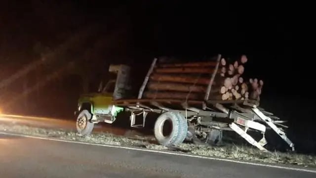 Un auto y un camión cargado de árboles protagonizaron un choque en Panambí