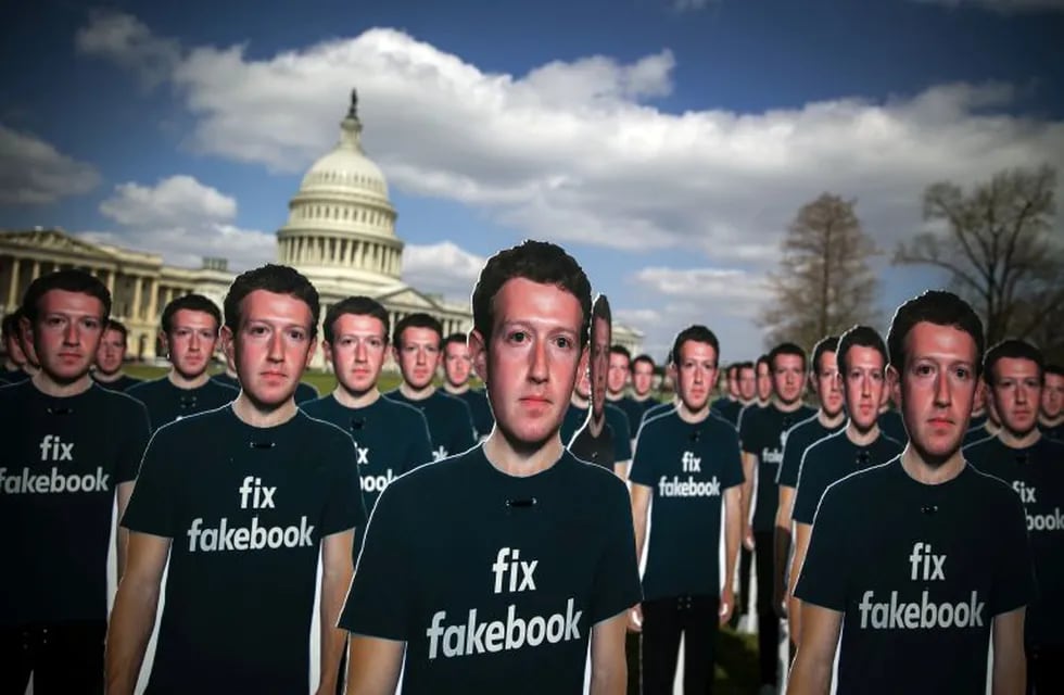 Un ejército de trolls contra el CEO de Facebook. Frente al Capitolio se montó una muestra con figuras de Mark Zuckerberg a tamaño real representando las cuentas falsas.\n\n\n\nCutouts of Facebook CEO Mark Zuckerberg are displayed on the South East lawn of the Capitol building ahead of testimony before a joint hearing of the Senate Judiciary and Commerce Committees in Washington, D.C., U.S., on Tuesday, April 10, 2018. Lawmakers will grill Zuckerberg on issues ranging from the troves of data vacuumed up by app developers and political consultant Cambridge Analytica to Russian operatives' use of the social network to spread misinformation and discord during the 2016 U.S. presidential election. Photographer: Al Drago/Bloomberg eeuu Washington  escandalo facebook Cambridge Analytica gigantografias de mark Zuckerberg frente al capitolio uso de datos de Facebook por parte de Cambridge Analytica