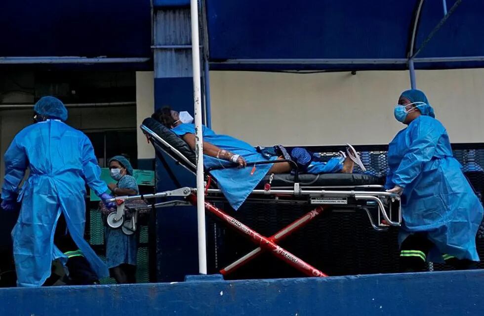 A patient is being evacuated after a gas leak at the Doctor Arnulfo Arias Madrid Hospital Complex, where 90 percent of the patients are being treated for the novel coronavirus COVID-19, in Panama City, on August 8, 2020. - The Social Security Fund (CSS) reported on its Twitter account that an \