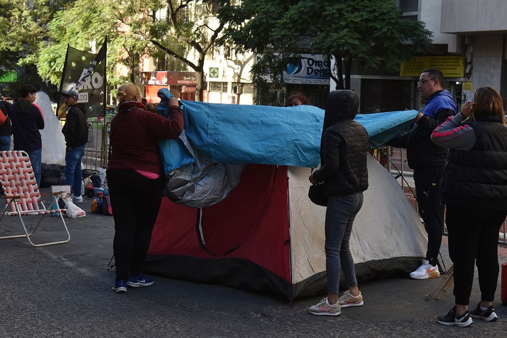 Acampe del Polo Obrero acampa por 48 horas en el centro de Córdoba en Calle Chacabuco. Foto Facundo Luque / la Voz