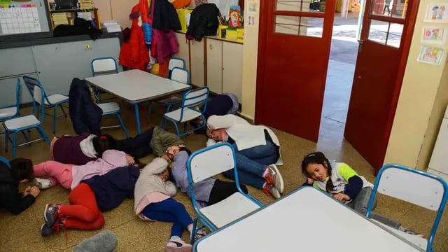 Capacitan a docentes para simulacro de sismo en las escuelas